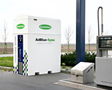 AdBlue Aufstellung an einer öffentlichen Tankstelle